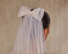 Load image into Gallery viewer, Elegant Bow Wedding Veil