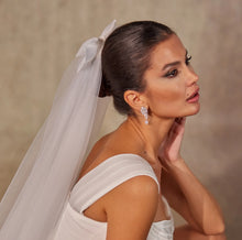 Load image into Gallery viewer, Elegant Bow Wedding Veil