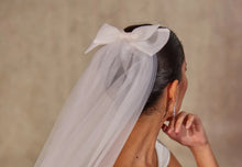 Load image into Gallery viewer, Elegant Bow Wedding Veil