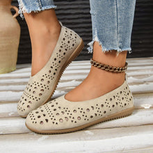 Load image into Gallery viewer, Women's Chunky Heel Pumps | Full-Grain Leather Wide-Fit Heels