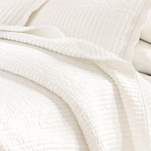 Load image into Gallery viewer, Solid Quilt - Alicia Collection