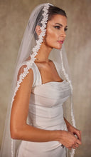 Load image into Gallery viewer, Flower Lace Bridal Veil- D216