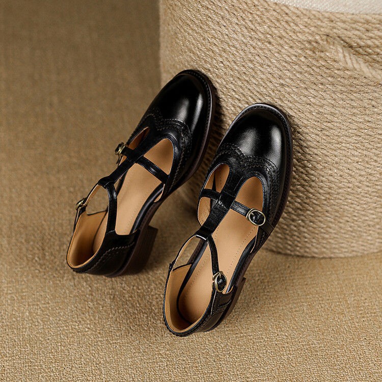 Women's Retro Brogue Shoes – British Style Pointed Toe Buckle Low Heel