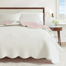 Load image into Gallery viewer, Floral Print &amp; Scallopeded Edge Cotton Quilt Set - Sandie Collection
