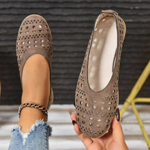 Load image into Gallery viewer, Women's Chunky Heel Pumps | Full-Grain Leather Wide-Fit Heels