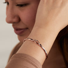 Load image into Gallery viewer, Faceted Hook Tension Bracelet