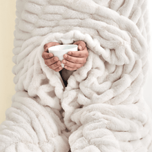 Load image into Gallery viewer, Ruched Faux Fur Throw Blanket - Alondra Collection