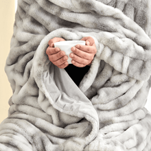 Load image into Gallery viewer, Ruched Faux Fur Throw Blanket - Alondra Collection