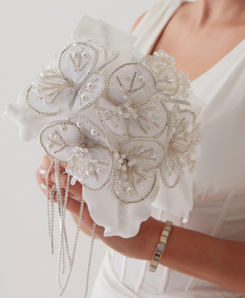 White Flower Bouquet – Ideal for Bridal, Quinceanera, or Proposal