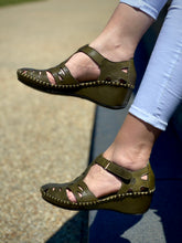 Load image into Gallery viewer, The Tonmawr Green Leather Sandal Final Sale!