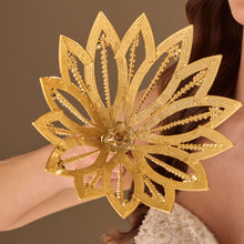 Load image into Gallery viewer, Luxury Gold  Quinceañera and  Wedding Bouquet Holder