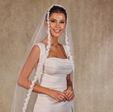 Load image into Gallery viewer, Flower Lace Bridal Veil- D216