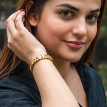 Load image into Gallery viewer, Clover Magnetic Bracelet for Women (Gold)