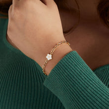 Load image into Gallery viewer, Mother Of Pearl Daisy Charm Chain Bracelet
